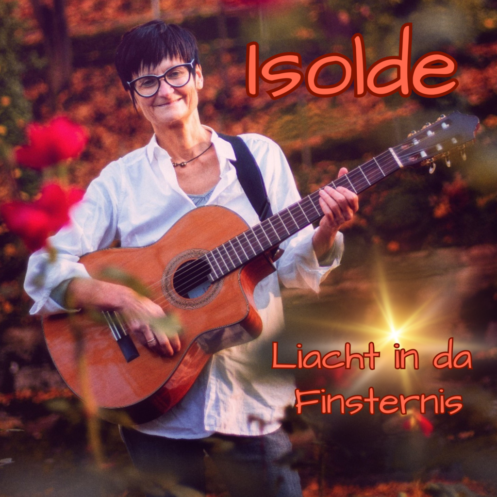 Cover der Single "Liacht in da Finsternis" der Singer Songwriterin Isolde: Isolde lächelnd mit ihrer braunen Akustikgitarre