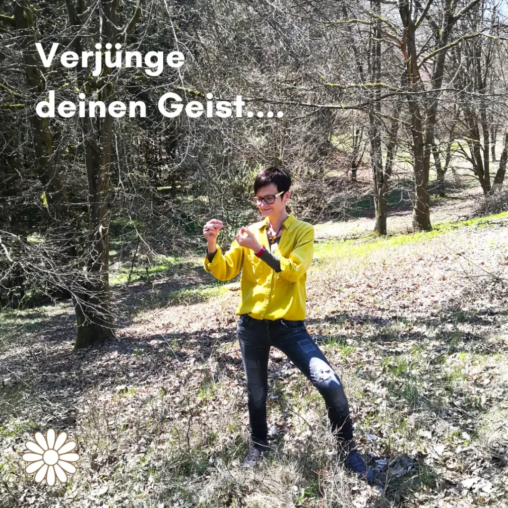 Isolde steht im Wald und betrachtet die Knospen eines Baumes