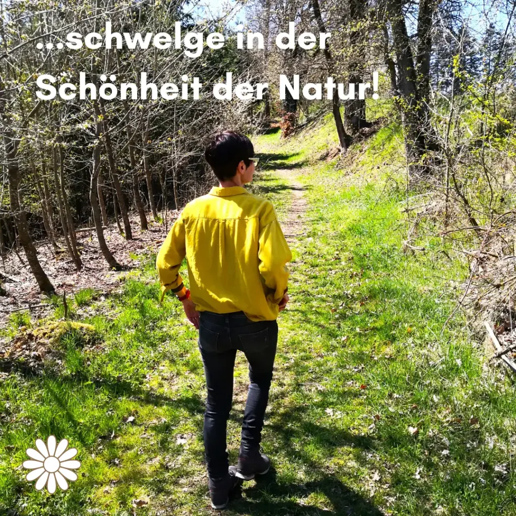 Isolde geht auf einem von der Sonne erleuchtetem Waldweg