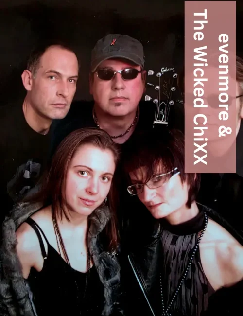 Nahaufnahme evenmore & The Wicked Chixx, der früheren Band von Isolde: Alle Bandmitglieder, schwarz gekleidet, schauen cool in die Kamera